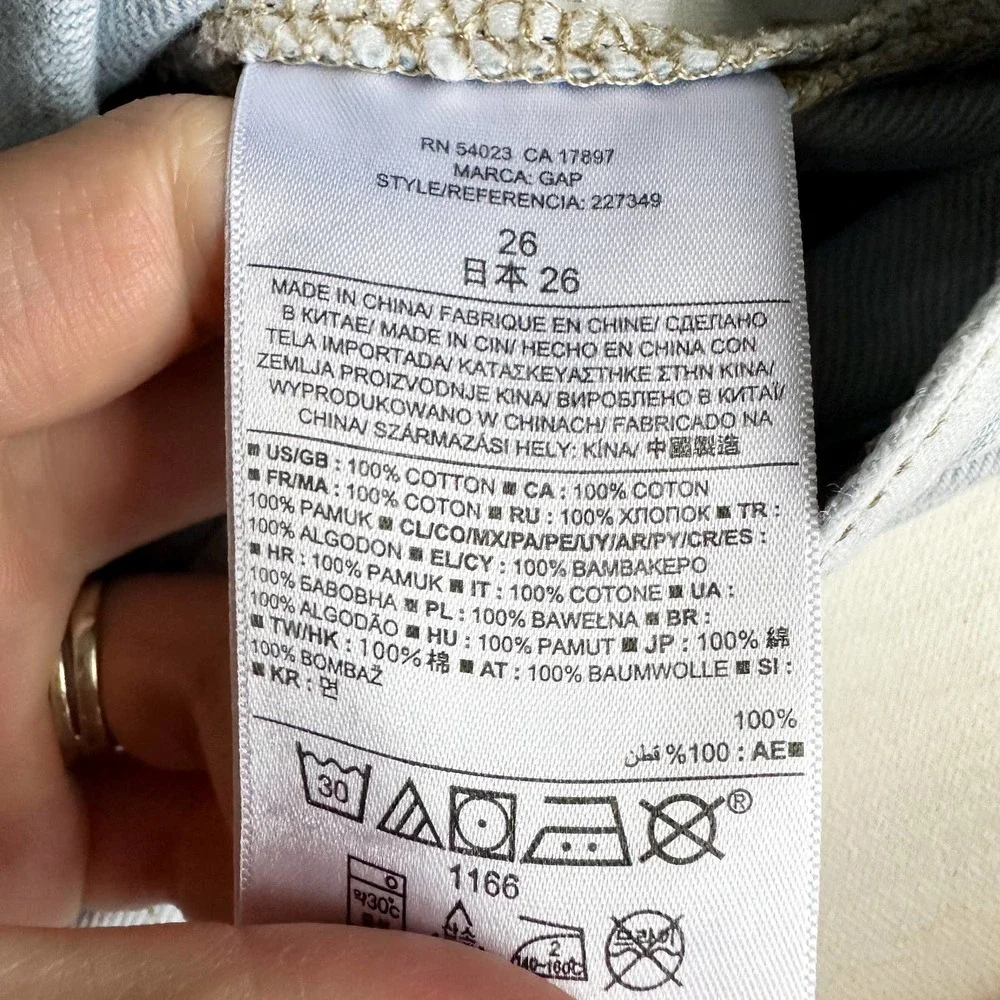 Gap “Sexy Boyfriend” Cutoff Mid Rise Light Wash Jean Shorts (size 26) - Picture 5 of 6